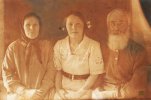Макаров Н.М. (справа) в конце 1930-х гг. с женой Аграфеной и дочерью Ульяной