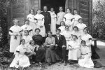 Александр Беляев с ученицами епархиального училища. 1913 г.