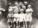 Группа детей воспитанников детского дома при женской зоне лагеря АЛЖИР. 1942