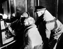 Июль 1931 года. Лейтенант Смит (США), профессор Молчанов и Г. Бауэр (Германия) работают на вычислительном устройстве для астрономического определения местоположения дирижабля.