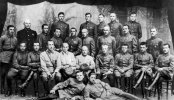Слушатели Кавалерийских курсов усовершенствования командного состава РККА (ККУКС) 1924/25 (справа налево):
Лежат: 1. Леви, 2. Романенко, Прокофий Логвинович.
Сидят в первом ряду: 1. Баграмян, Иван Христофорович, 2. Мысин, Фёдор Терентьевич, 3. Ерёменко, Андрей Иванович, 4. Сайкин, 5. Баторский, Михаил Александрович, 6. Зубок, Александр Ефимович, 7. Десметник, Иван Иванович, 8. Синяков, Сергей Павлович, 9. Гросс, Эдуард Болеславович.
Стоят во втором ряду: 1. Жуков, Георгий Константинович, 2. Бахчинян, Айк Степанович, 3. Чистяков, Владимир Иванович, 4. Тантлевский, Евсей Борисович, 5. Рокоссовский, Константин Константинович, 6. Савельев, Михаил Иванович, 7. Самокрутов, Михаил Васильевич, 8. Густишев, Дмитрий Иванович, 9. Митин
Стоят в третьем ряду: 1. Кайнерт, 2. Бобкин, Леонид Васильевич, 3. Иванов, Пётр Самсонович, 4. Мишук, Никита Иванович, 5. Никитин, Андрей Григорьевич