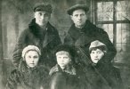 верхний ряд слева направо - Селивон В.И., Вычулковский М.К.
Нижний ряд слева направо - Вычулковская Александра Павловна, Вычулковский Болеслав (сын), Селивон Р.М.