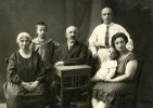 Семья-слева направо-Беспрозванная М,Фитерман К.З(сын),Беспрозванный И.,,Фитерман З.А.,Беспрозванная-Фитерман Э.И.с сыном Гиршем.