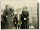 После ареста мужа и за несколько дней до собственного ареста. 1936 год.
Еще недавно красивое, светящееся изнутри лицо искажено горем и предчувствием дальнейших бед…
Слева, с малышом на руках, – верная домработница и няня Пелагея Михайловна Чеботарева.