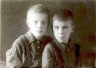 Дети Арнольда и Ольги: справа Реня (Рейнгольд), слева Тото (Отто)