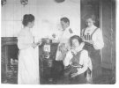 Надежда Николаевна Гран в родном селе Дуровка примерно в 1910 году -(она сидит)