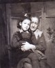 Лена со своей бабушкой С.Н.Бартельсен накануне расставания навсегда (Елена готовится к отъезду из СССР для воссоединеняи в Польше с отцом). Чувства бабушки при этом хорошо отражены в ее глазах.