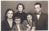 Воссоединенная семья Штернов в Израиле 5 фЕвраля 1957 вскоре после переезда в эту страну. Елена Владимировна Штерн в заднем ряду слева.