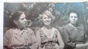 на фото жена и обе дочери Сушкова Николая Васильевича. в г. Рязани. Супруга Клавдия Васильевна умерла и покоится в г. Рязань. Дочери Людмила и Виктория в здравии. Брат его родной Сушков Константин Васильевич 1885 г. расстрелян в 1920 году в Феодосии. книга памяти крыма