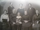 Маленькая девочка на коленях у дедушки. Родители стоят сзади. Можно ли было подумать в страшном сне, что её ждёт.