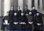 Группа депутатов Мусульманской фракции II Государственной Думы. Стоят: Махмудов М., Тевкелев К., Зейналов З., Бадамшин Г.; сидят: Кощегулов Ш., Хасанов М., Усманов Х., Атласов Х., Мусин Г.