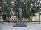 Памятник коми поэту и драматургу Виктору Савину в Сыктывкаре. Виктор Алексеевич Савин (1888-1943) в 1937 был приговорен к лагерному сроку по сфальсифицированному обвинению и умер в заключении. Памятник установлен в 1994.