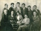 На фото: люди с замазаннами лицами (репрессированны), молодой человек по середке во втором ряду - Хамид Сулейманович Сулейманов (репрессирован), в первом ряду справа - Шейхзаде Максуд (репрессирован). Фото 1940-х годов.
