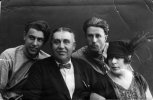 Слева направо: Донат Мечик, его отец Исаак, Михаил Мечик, мать Раиса. 9 июля 1929 г., Владивосток