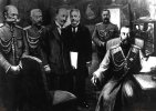 Свидетели отречения: граф В. Б. Фредерикс, генерал Н. В. Рузский, В. В. Шульгин, А. И. Гучков, дворцовый комендант В. Н. Воейков, Николай II. Государственный исторический музей

