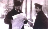 С газетой «Киевлянин» Шульгин не расставался даже в дни отречения Николая II. Псков, март 1917
