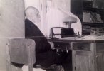 В.В. Шульгин за письменным столом у себя дома в однокомнатной квартире на первом этаже. 