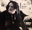 У могилы жены Марии Дмитриевны. В.В. Шульгин снял шляпу и прикрыл голову шарфом. Кладбище Байгуши, где его похоронят через год, находится в нескольких километрах от города, на юг по Судогорскому шоссе, после пересечения 