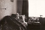 13 января 1976 год. В этот день В.В. Шульгину исполнилось 98 лет. Через месяц он умер.
(фотография Игоря Пальмина)
Раз в неделю к Шульгину приходил пьянчужка, которому он давал один рубль и иногда через окно с ним беседовал. Как то Люся не оставила мелких денег и Шульгин дал десять рублей. После этого ходок за рублём не появлялся десять недель. «Честный нищий», - сказал Шульгин.