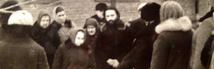 Отец Варсонофий около дома, где жил Шульгин, в окружении главным образом соседей, которые его знали, любили и пришли проводить в последний путь. За о. Варсонофием Вера Алексеевна Корнеева.