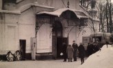 Город Владимир. 17 февраля 1976 года.
Князь-Владимирский храм на старом кладбище, в котором отпевали В.В. Шульгина. Слева от входа в храм белая крышка от его гроба. В центральной группе- Коншин, а у открытой двери катафалка стоит 
Люся. Где-то тут же рядом топтуны из КГБ, которые сопровождали гроб В.В. Шульгина от самого дома, куда прибыли сразу же следом за катафалком.
Газик (№47-52), на котором эти персонажи прибыли, припаркован был по ту сторону кладбищенской ограды у ворот. 
Кагебешный газик нагнал нас на мосту возле бывшей Городской Думы и, пристроившись 
сзади катафалка, не скрываясь следовал до самого Байгушевского кладбища. 
Перед тем, как опустить гроб в могилу отец Варсонофий стал служить панихиду. Топтуны попытались помешать ему, но тут уж на них никто внимания обращать не стал и они как-то незаметно испарились.