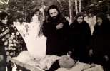 Похороны В.В. Шульгина. Справа Вера Алексеевна Корнеева. 
Фотография Игоря Пальмина.
