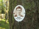 Памятная табличка установлена сыновьями А. И. Ювонена Арвидом Арвидовичем и Эрнстом Арвидовичем около 2007, родные посещают Левашовское мемориальное кладбище каждую весну.

Арвид Иозефович Ювонен родился в Луге, финн. Работал техническим редактором газеты «Эпроновец». Проживал по адресу: Ленинград, Курляндская ул., д. 40а, кв. 23. Арестован 24 февраля 1938. Расстрелян в Ленинграде 5 мая 1938. Место захоронения неизвестно.