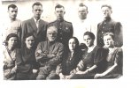 В первом ряду третьим слева Гергий Яковлевич Каверин. Все остальные его семья - жена, сыновья, дочери, зятья, снохи. На обратной стороне фотографии написано "Кавериной Дарье Павловне на добрую память Каверины. г. Кзыл-Орда 8.05.1948".