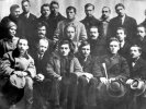 Встреча харьковских и киевских художников. Киев, 1923. Слева направо, первый ряд: Максим Рыльский , Юрий Меженко , Николай Волновой , Майк Йохансен , Григорий Михайлов , Михаил Верикивский ; второй ряд: Наталья Романович , Михаил Могилянской , Василий Эллан-Голубой , Сергей Пилипенко , Павел Тычина , Павел Филипович ; в третьем ряду стоят: Дмитрий Загул , Николай Зеров , Михаил Драй-Хмара , Григорий Косынка, Владимир Сосюра ,Феодосий Осьмачка , Владимир Коряк , Михаил Ивченко