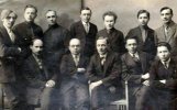 Михась Зарецкий (стоит в центре) с другими писателями. Сидят: Якуб Колас, Тишка Гартный, Янка Купала, Михась Камыш, Василий Сташевский; стоят: Алесь Ляжневич, Михайло Громыко, Владислав Голубок, Михась Зарецкий, Анатолий Свободный, Алесь Дудар, Алесь Гурло. 1936 год
