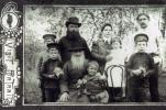 Зыков Александр Стефанович (1-й ряд, 3-й слева) с родителями, дедом, братьями и сестрой. Село Спасские Липки, 1903 (Из семейного архива В. А. Антипцевой)