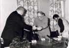 Директор архива ФСБ В. Виноградов передает А. Гинзбургу материалы редакционного портфеля «Синтаксиса», изъятые в 1960 году. Москва. 17.10.1995.