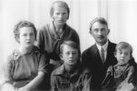 Кривцов К.К. с женой Сивцовой А.Н. и сыновьями Константином и Сергеем, незадолго до ареста 1937г.