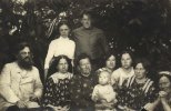 Семья А.В. Адрианова, 1912 г., Томск. Нижний ряд (слева направо): А.В. Адрианов, его дочь Мария, жена Анна Ефимовна Колмакова с внуком Александром, дочери Люба, Надя, Вера, Нина. Верхний ряд: сын Григорий с женой Лизой. Личный архив Н.А. Амельянчик