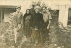 Загид Эльдаров с супругой Айшат, сыном Магомедханом (стои рядом с матерью), племянником Далгатом (рядом с дядей Загидом) в родном Хунзахе, вторая половина 1950-х гг.