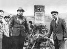 Загид с младшим братом Магомедом (1921-1992) у могилы своего отца, героя Гражданской войны Магомедхана Эльдарова (1882-1928) в день его 100-летия на Хунзахском кладбище в 1982 г.