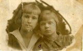 Справа дочь - Евгения, слева возможно сводная сестра Анна 10.01.1937г. Ленинград