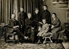 Анатолий Александрович Дельвиг и Ольга Петровна Карпова с детьми: Алексеем, Ольгой, Ниной и Галиной (сидит); справа - Мария Павловна Полоскова; первая половина 1920-х гг.