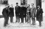 Президиум I Государственной Думы. Слева направо: Г. Н. Шапошников (от Трудовой группы), Д. И. Шаховской, Ф. Ф. Кокошкин, Пётр Д. Долгоруков, С. А. Муровцев, Г. А. Шершеневич, Н. А. Гредескул, Щ. Понятовский (от автономистов) и председатель Бюро печати М. Г. Болквадзе.