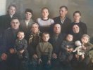 Елизавета Матвеевна справа с двумя детьми на коленях