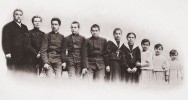 Семья Сафоновых. На фотографии, которую называют ещё «сафоновской лесенкой», Лену, впрочем, увидеть легко — она крайняя справа, самая младшая.