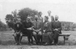 Слева направо: Г.В. Трубецкой, братья В.С. и Н.С. Трубецкие, В.П. Трубецкая (ур. Базилевская), А. Панютина, М.С. Хрептович-Бутенева (ур. Трубецкая), А.К. Хрептович-Бутенев. Франция, бардебюр, 1930 г.