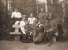 Семья И.С. Сахарова. Слева направо: сидят Сахаровы - Г.В с Георгием, Васса Федотовна. с Галиной, И.С с Володей; стоят - Екатерина Васильевна Огнева (сестра Г.В.Сахаровой), Ольга (воспитанница в семье Сахаровых), Митя (племянник Г.В. Сахаровой). Тесницкий лагерь, г.Тула, 1914 г.