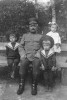А.В. Радовицкий с детьми И.С.Сахарова. Слева направо: Владимир, Георгий и Галина Сахаровы, Тесницкий лагерь, г. Тула, 1915 г.
