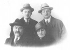 1927 год. Буду Мдивани, его жена Цуцуния, сыновья Давид и Шалва.