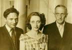 Возле оперного театра (Куйбышев, ныне Самара). 1957 год. Слева направо: Шайа Липовский, Людмила Окс, Борис Эрбштейн