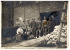 17 октября 1917 года закончена первая плавка стали в новой электропечи завода “Электросталь”. На снимке – рабочие завода, принимавшие участие в плавке. На переднем плане сидят на бочках Павел Константинович Алексеев и Константин Петрович Григорович. Оба расстреляны в годы Большого террора.