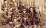 Инженеры завода с семьями. Посёлок Затишье (Электросталь), 1919г.
В нижнем ряду сидит А.А. Аракчеев.
Средний ряд: Григорович К.П., Родзевич Н.Б., неизвестный, Протопопова Е.П., неизвестная с ребенком
Стоят: Алексеев П.К., П.С. Михалевич, неизвестная, Яковлева А.Я., жена П.К. Алексеева.