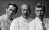 Братья Афанасьевские, слева направо -- Александр (1898 г.р.), Евгений (1895 г.р.) и Константин (1902 г.р.). Все трое окончили Воронежский СХИ, были агрономами. Константин погиб под Волгоградом в 1943г.