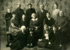 1 ряд сидят: Тамара (дочь Вячеслава Вельц), Наташа (дочь Дмитрия Вельц), Александра Волженская и Вера Вельц (дочь Дмитрия и моя мама).
2 ряд: слева направо Варвара (жена Дмитрия Вельц с дочкой), в центре Александра Семеновна (мама Дмитрия, Вячеслава и Елизаветы), далее Елизавета и ее брат Вельц Дмитрий Иосифович.
3 ряд: Юра Волженский, Вячеслав Вельц, Лев Волженский с отцом Евгением Волженским и Ольга (жена Вячеслава).